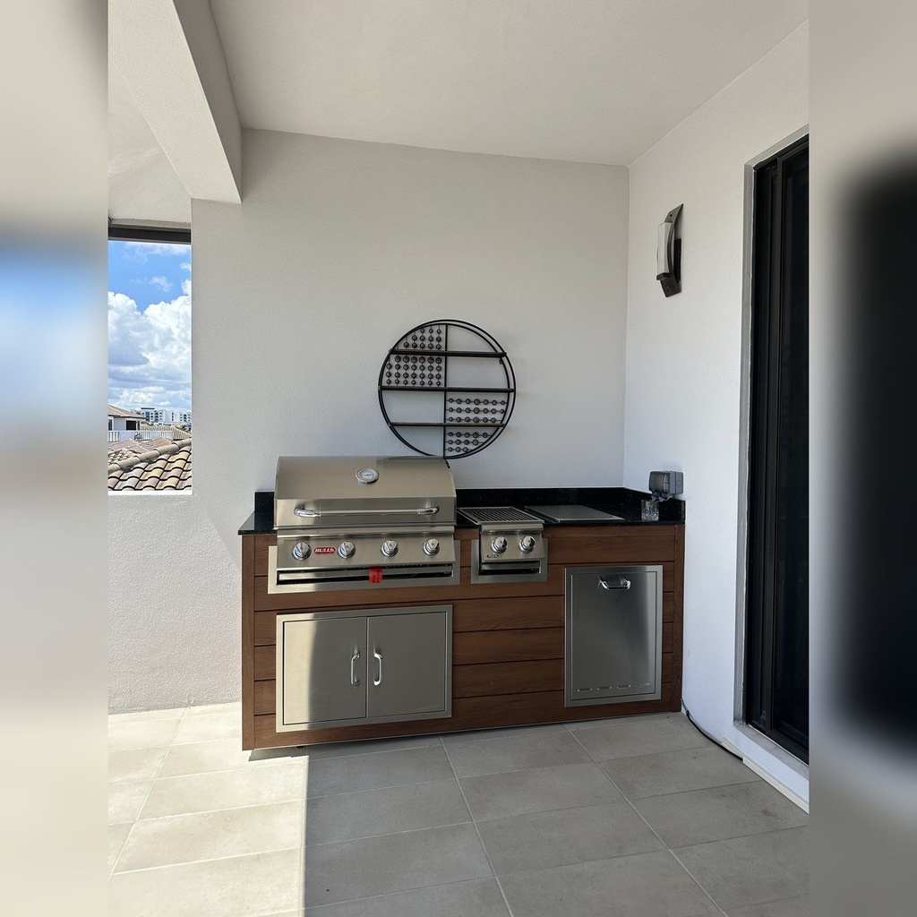 As installed by Perello Patio · Outdoorkitchen 6 ft · Cinnamon Walnut · Bull 30" Outlaw LP