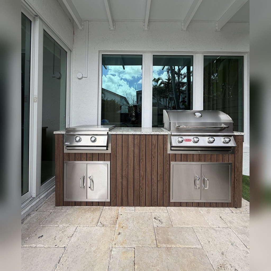 As installed by Perello Patio · Outdoorkitchen 8 ft · Modern Walnut · Bull 30" Outlaw LP