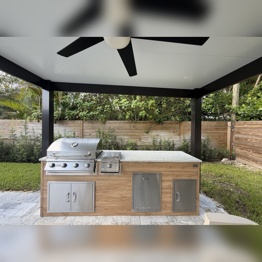 As installed by Perello Patio · Outdoorkitchen 8 ft · Sunbleach Oak · Bull 30" Outlaw LP