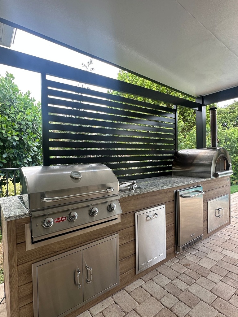 Outdoorkitchen 12 ft · Barrel Oak · Bull 30" Outlaw LP - full view