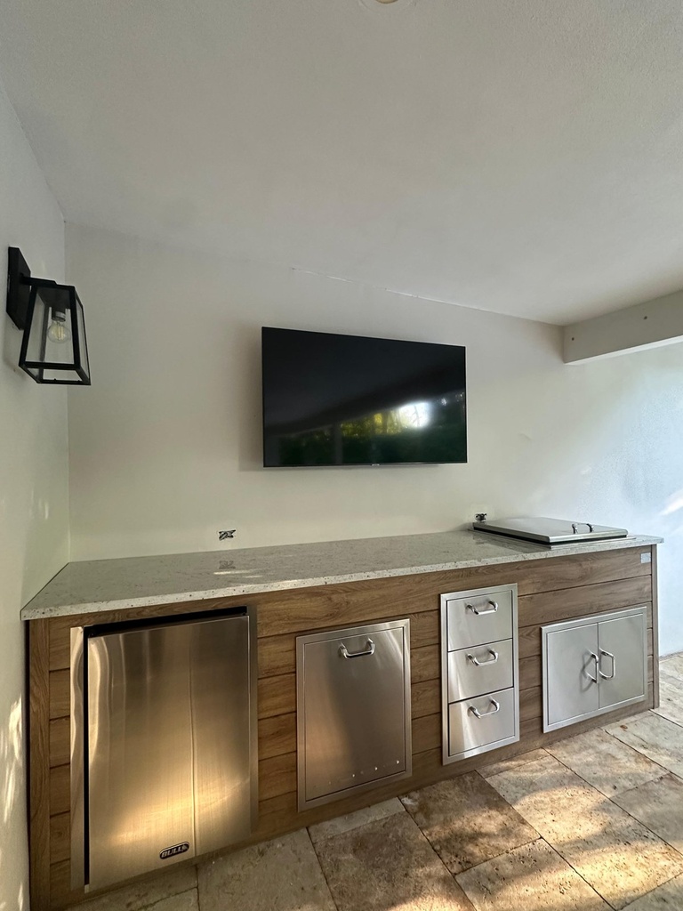 Outdoorkitchen 12 ft · Barrel Oak · Bull Contemporary Refrigerator - full view