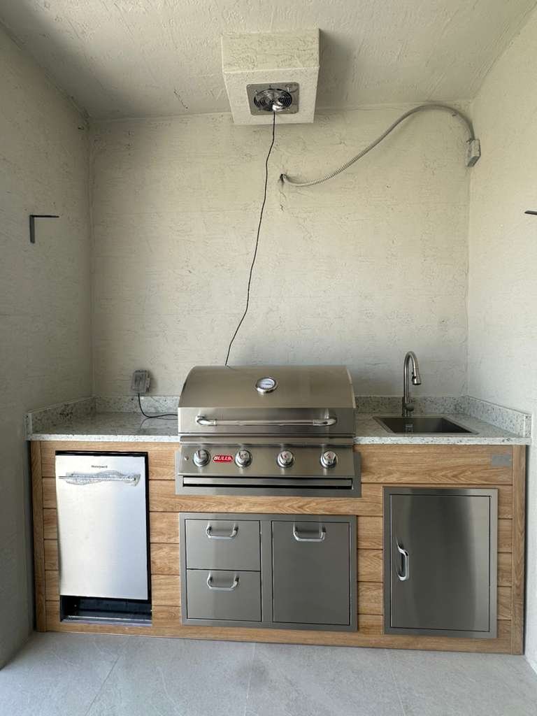 Outdoorkitchen 8 ft · Sunbleach Oak · Bull 30" Outlaw LP - full view