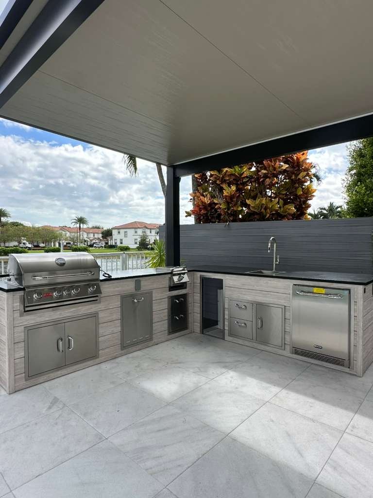 Outdoorkitchen 18 ft · Beachwood Grey · Bull 30" Angus LP · L-Shape - full view