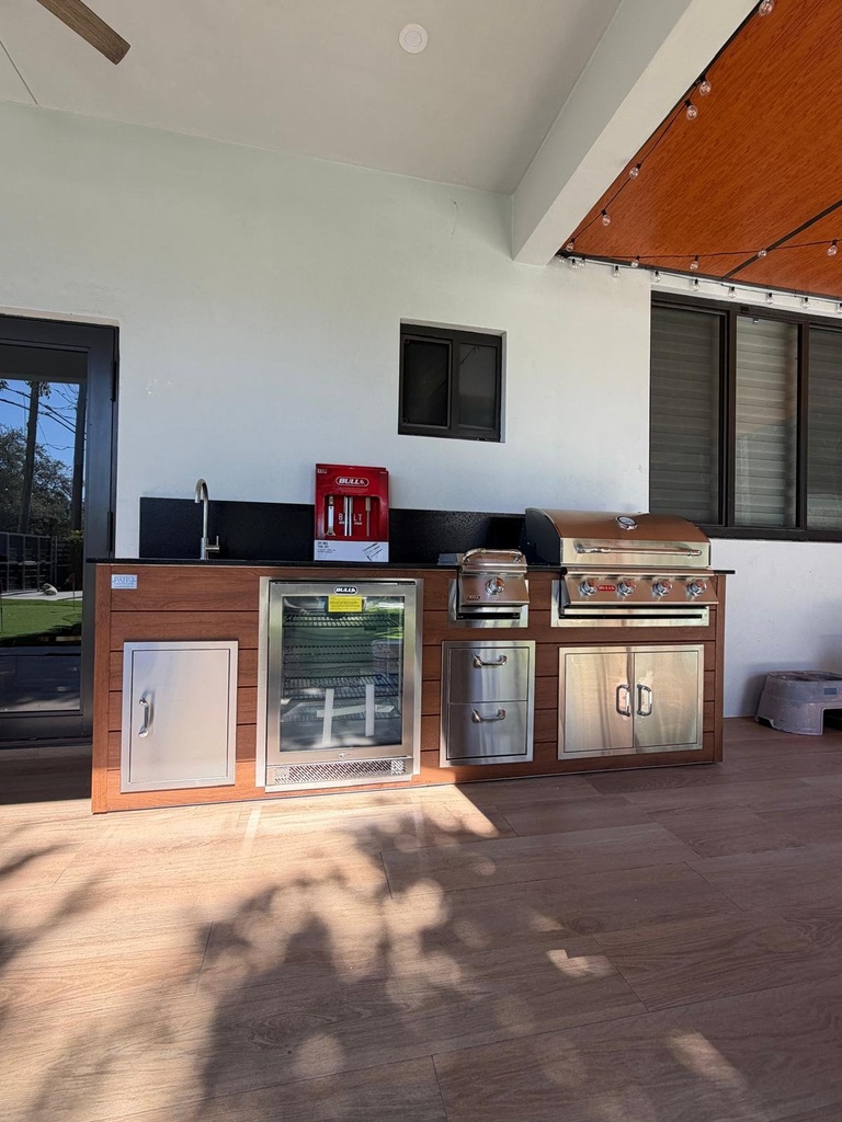Outdoorkitchen 8 ft · Cinnamon Walnut · Bull 30" Outlaw LP - full view
