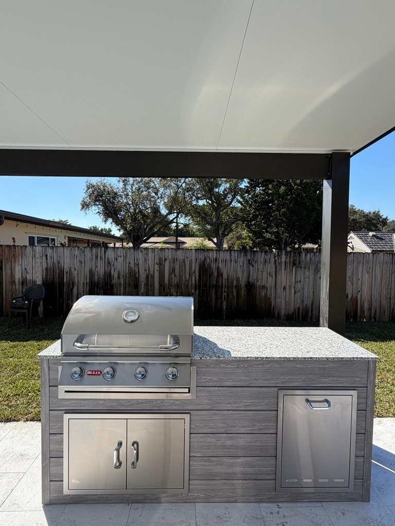 Outdoorkitchen 6 ft · Barnboard Grey · Bull 30" Outlaw LP - full view