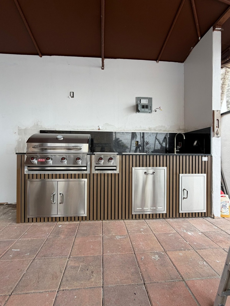Outdoorkitchen 8 ft · Light Brown · Bull 30" Outlaw LP - full view