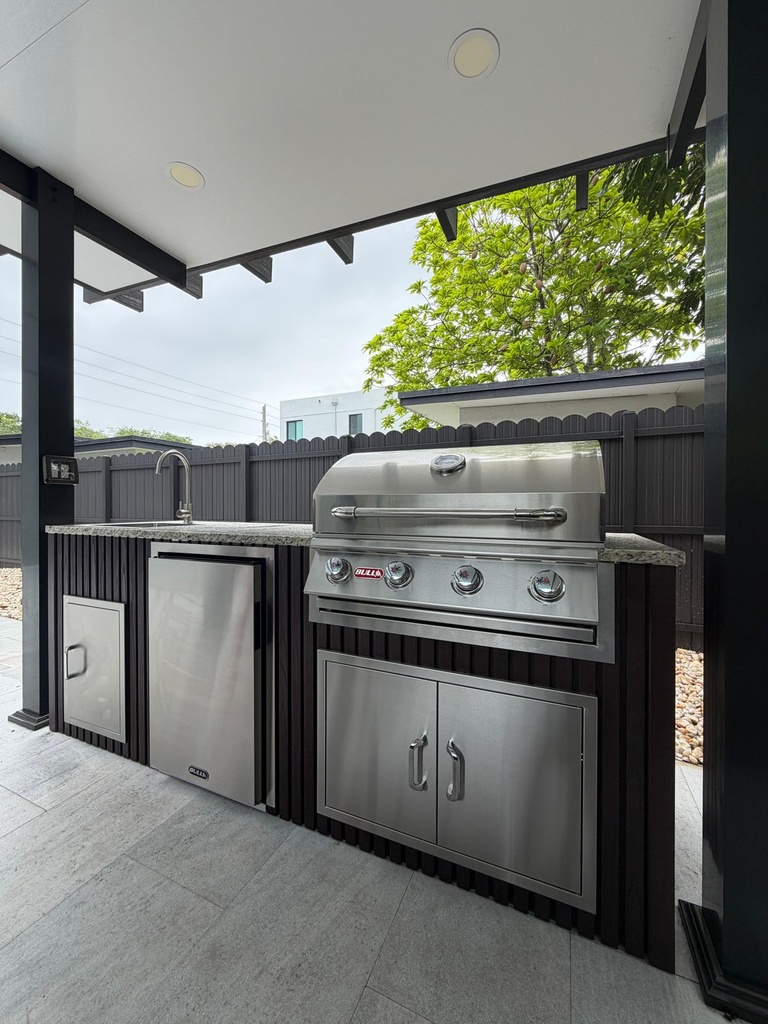 Outdoorkitchen 7 ft · Black · Bull 30" Outlaw LP - full view