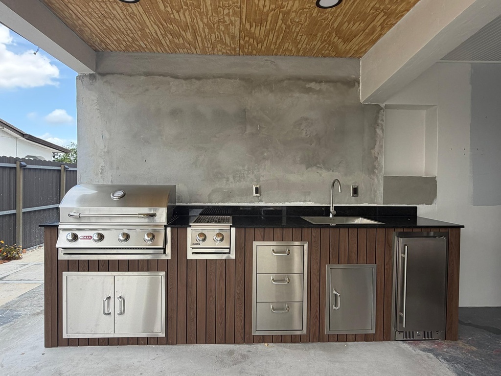 Outdoorkitchen 9 ft · Dark Brown · Bull 30" Outlaw LP - full view