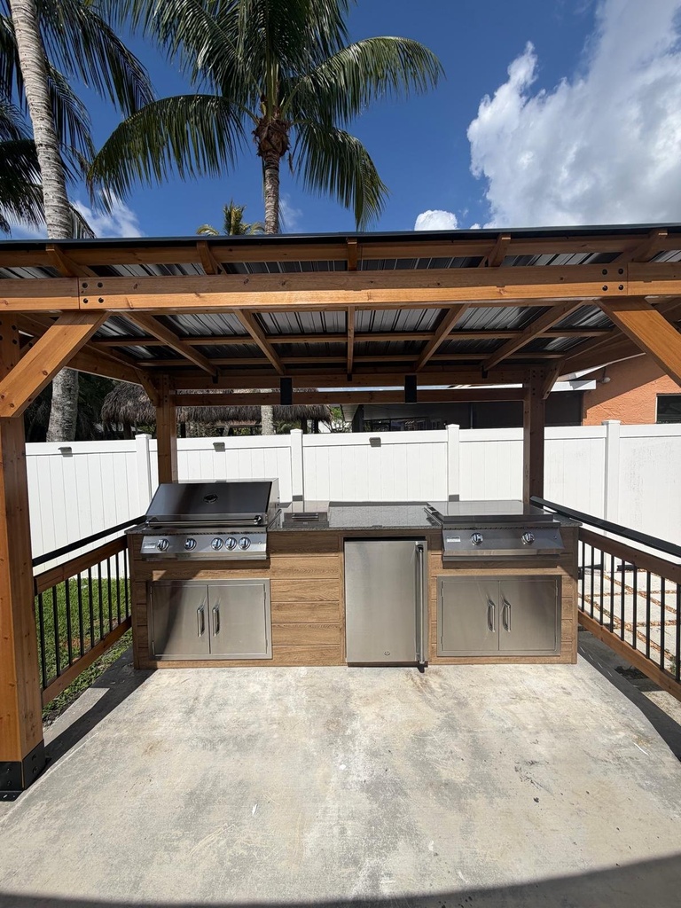 Outdoorkitchen 9 ft · Sunbleach Oak · Blaze BLZ-4LTE3 - full view