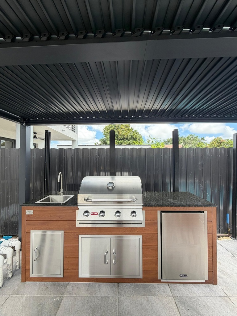 Outdoorkitchen 6 ft · Cinnamon Walnut · Bull 30" Outlaw LP - full view