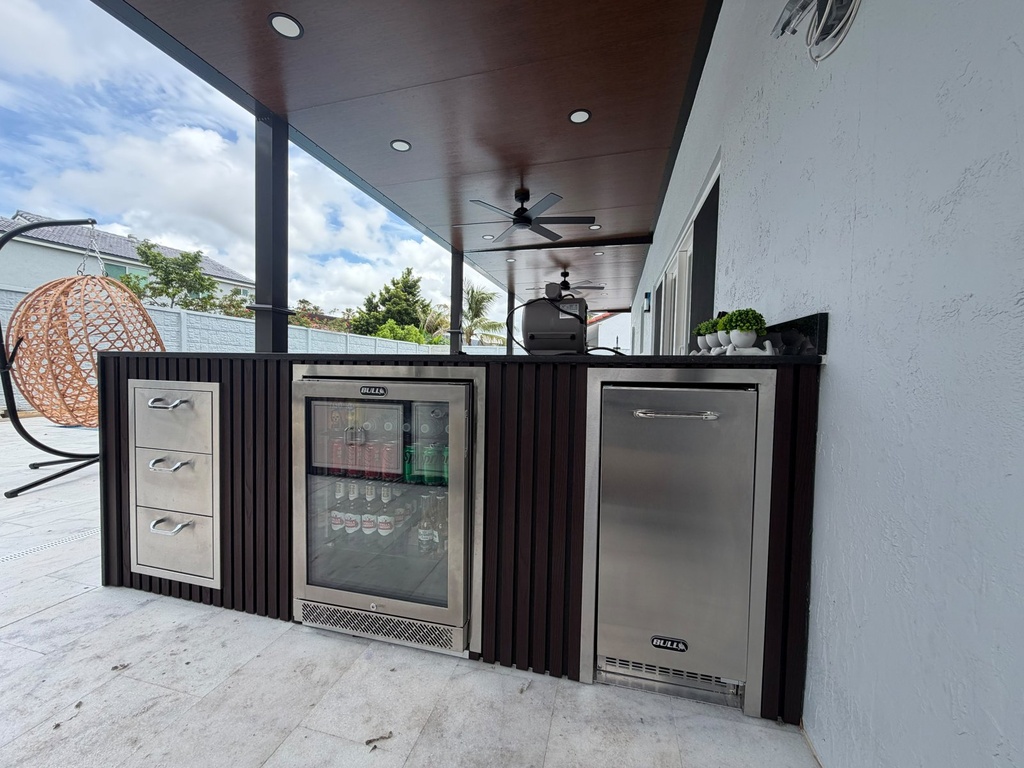 Outdoorkitchen 8 ft · Dark Brown · Bull Glass Door Refrigerator - full view