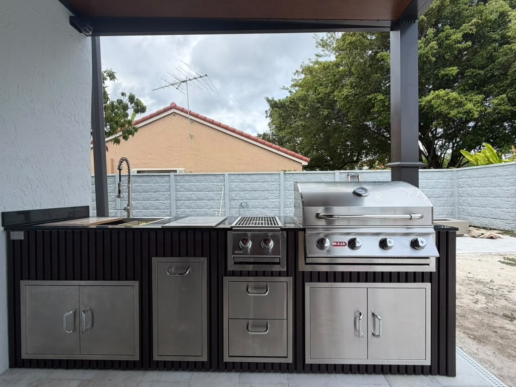 Outdoorkitchen 8 ft · Dark Brown · Bull 30" Outlaw LP - full view