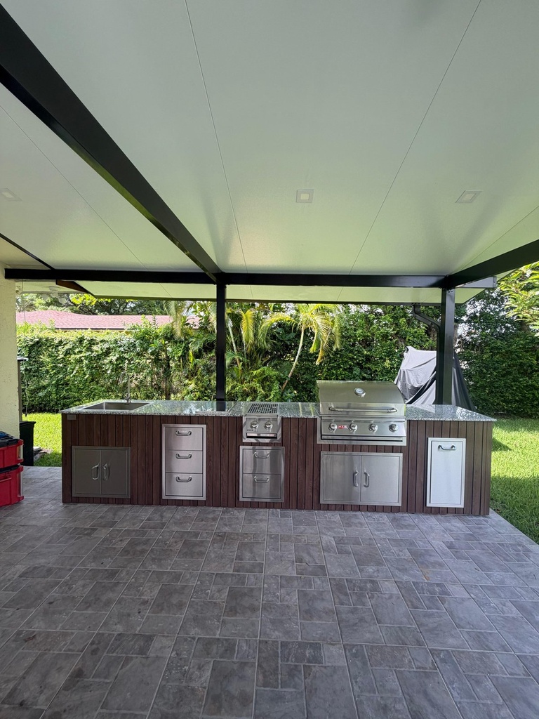 Outdoorkitchen 10 ft · Dark Brown · Bull 30" Outlaw LP - full view