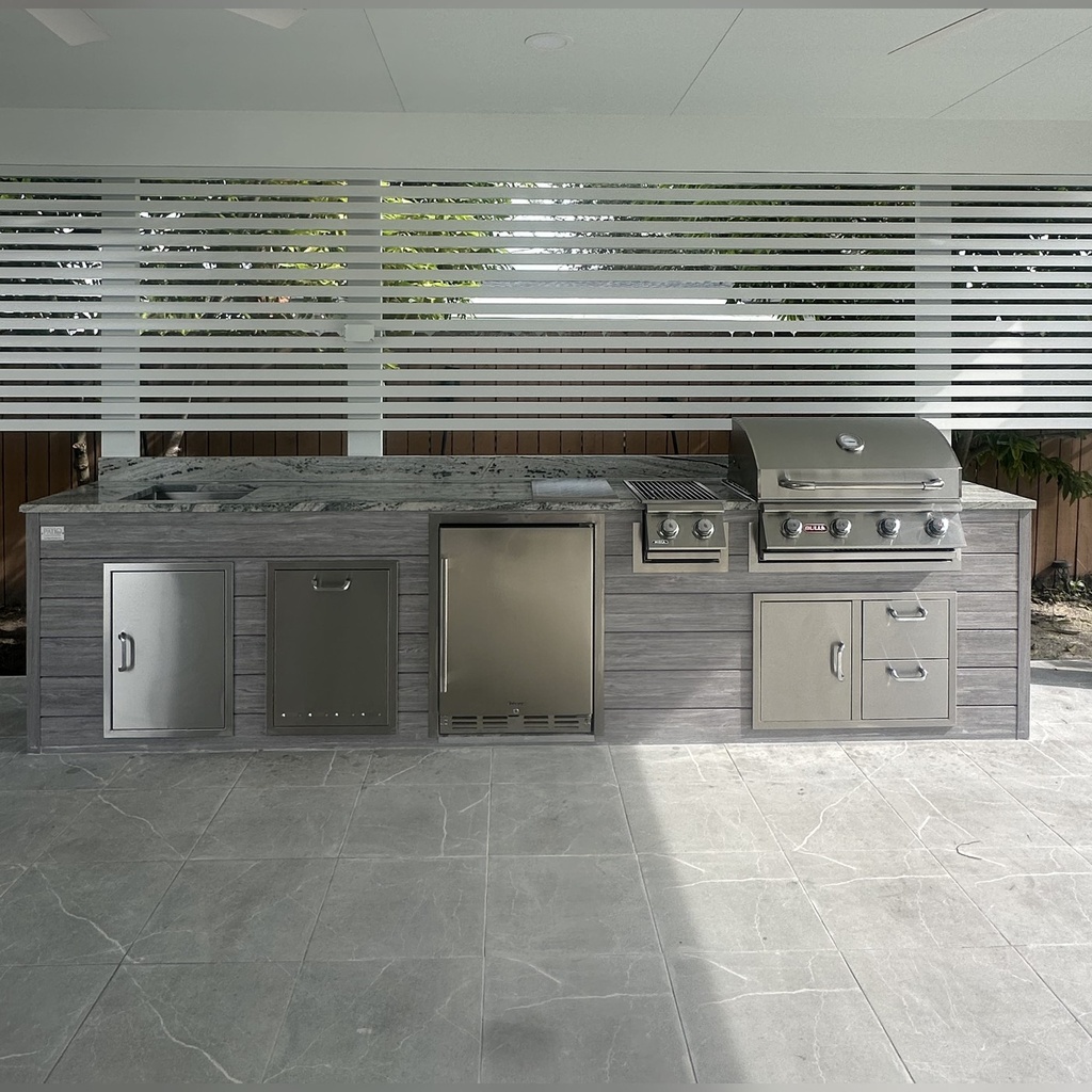 [OK-12-BG-02] Outdoorkitchen 12 ft · Barnboard Grey · Bull 30" Outlaw LP