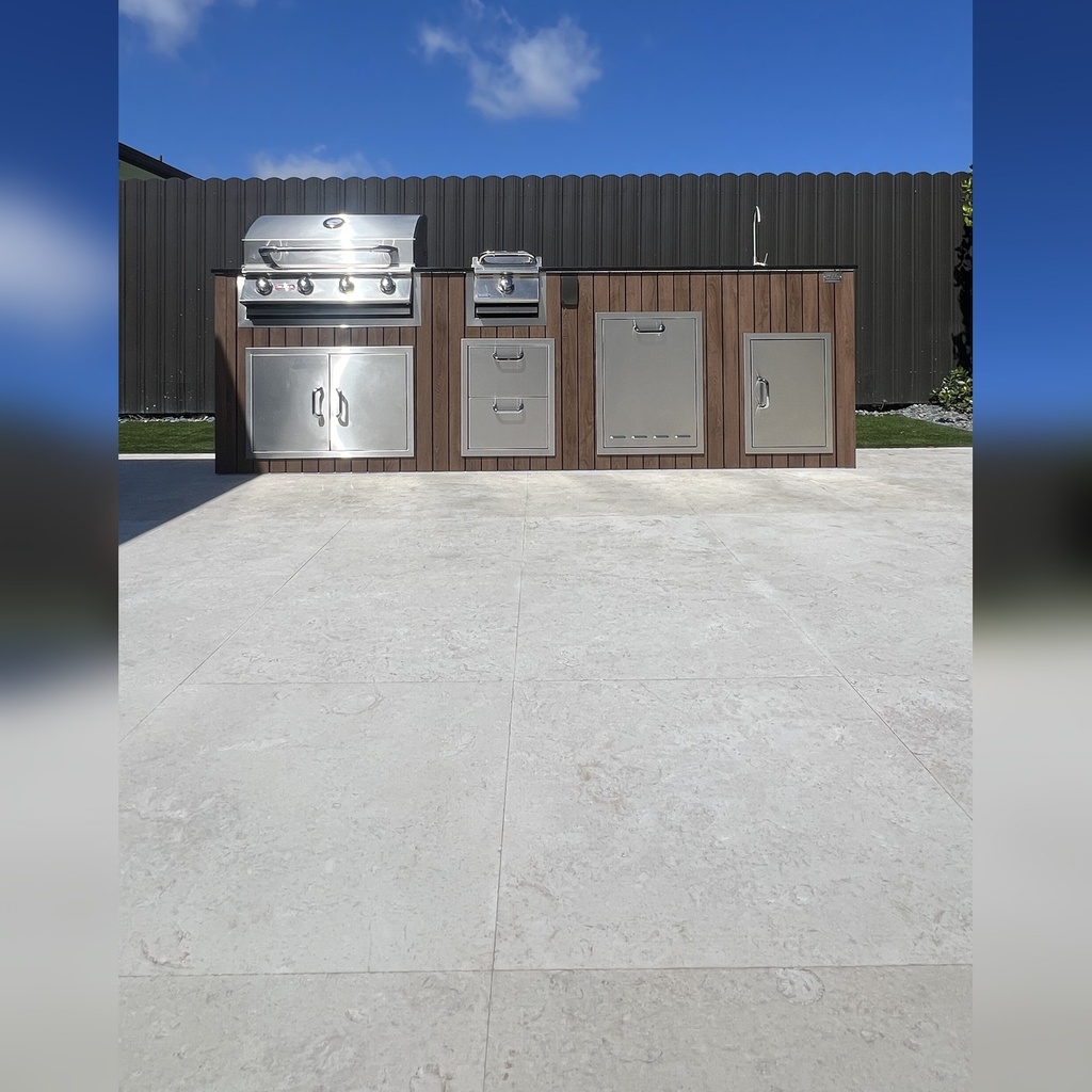 [OK-09-CB-01] Outdoorkitchen 9 ft · Reveal 3 Charred Black · Bull 30" Outlaw LP