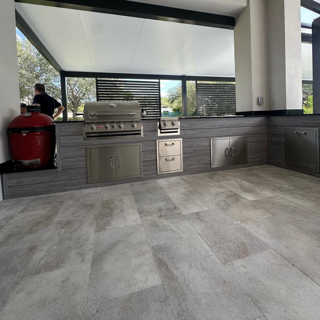 Outdoorkitchen 14 ft · Barnboard Grey · Bull 30" Angus LP