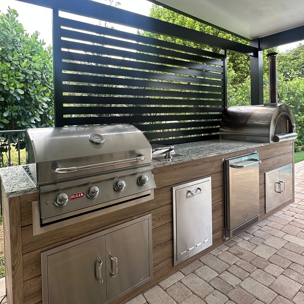 Outdoorkitchen 12 ft · Barrel Oak · Bull 30" Outlaw LP