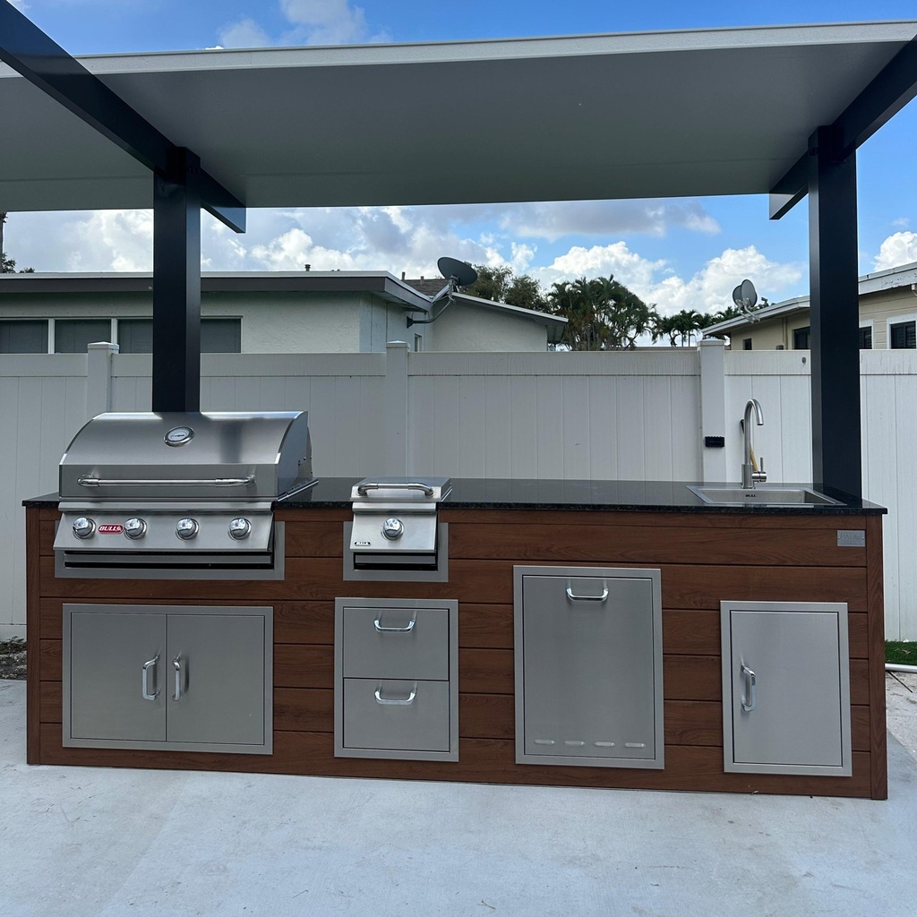 Outdoorkitchen 9 ft · Cinnamon Walnut · Bull 30" Outlaw LP