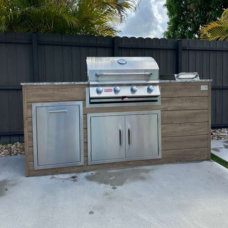 Outdoorkitchen 7 ft · Beachwood Grey · Bull 30" Outlaw LP
