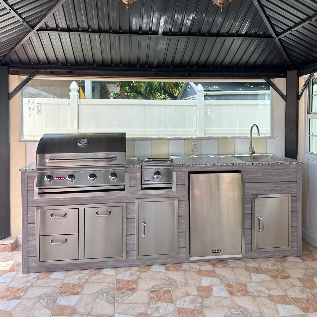 Outdoorkitchen 9 ft · Barnboard Grey · Bull 30" Outlaw LP