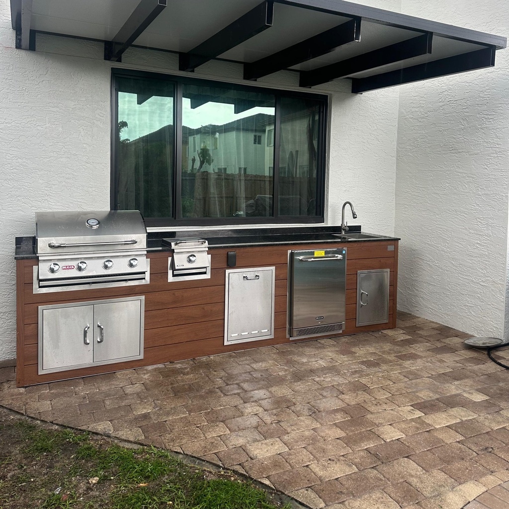 Outdoorkitchen 10 ft · Cinnamon Walnut · Bull 30" Outlaw LP