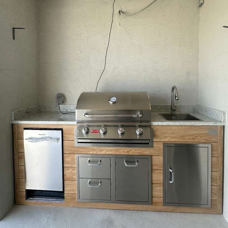 Outdoorkitchen 8 ft · Sunbleach Oak · Bull 30" Outlaw LP