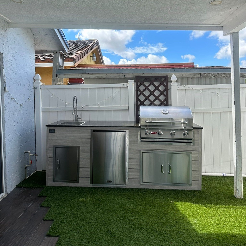 Outdoorkitchen 8 ft · Beachwood Grey · Bull 30" Outlaw LP
