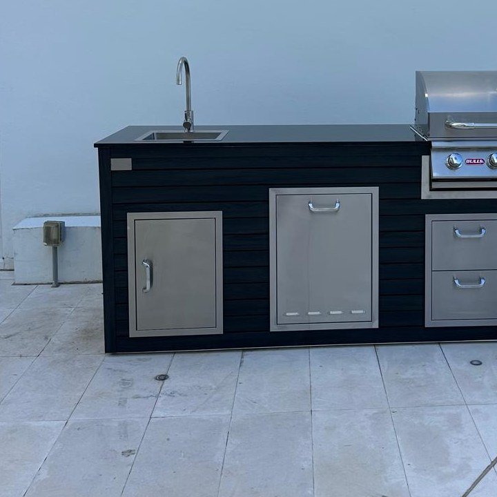 Outdoorkitchen 7 ft · Black · Bull 30" Outlaw LP