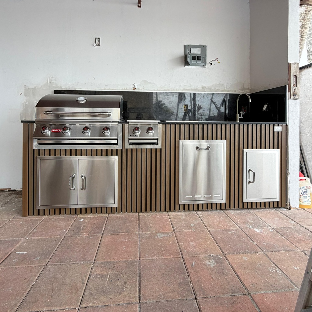 Outdoorkitchen 8 ft · Light Brown · Bull 30" Outlaw LP