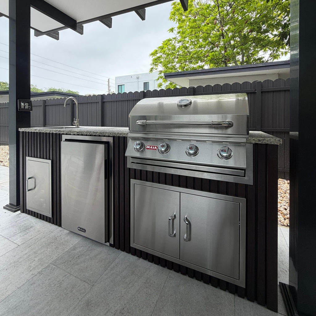 Outdoorkitchen 7 ft · Black · Bull 30" Outlaw LP