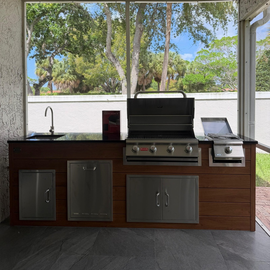 Outdoorkitchen 7 ft · Cinnamon Walnut · Bull 30" Outlaw LP