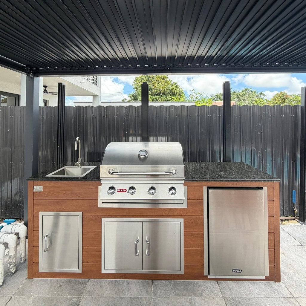 Outdoorkitchen 6 ft · Cinnamon Walnut · Bull 30" Outlaw LP