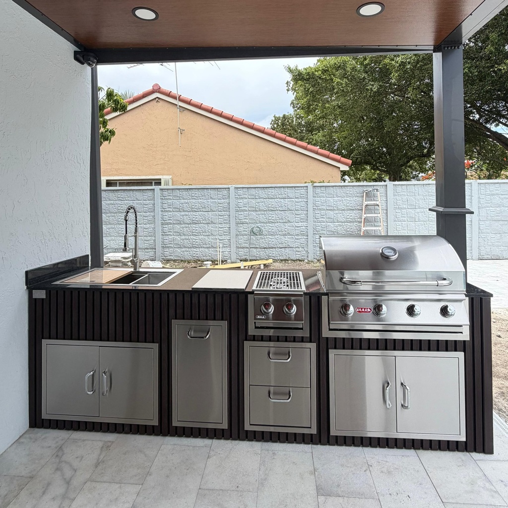 Outdoorkitchen 8 ft · Black · Bull 30" Outlaw LP