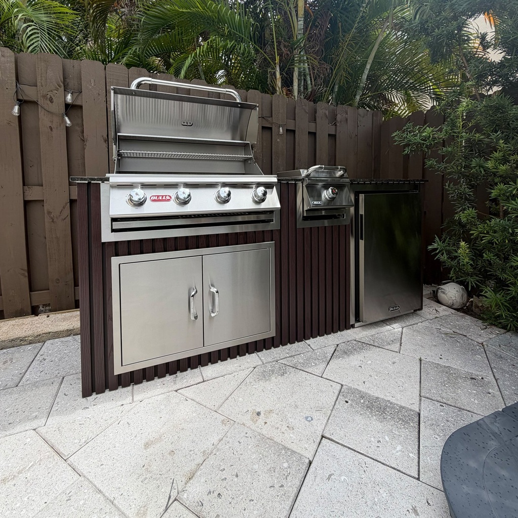 [OK-06-WDB-02] Outdoorkitchen 6 ft · Dark Brown · Bull 30" Outlaw LP