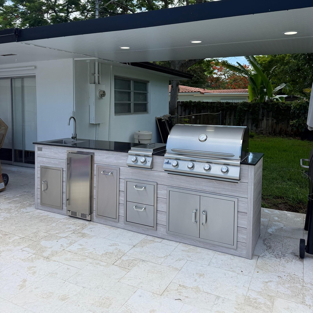 [OK-09-AW-04] Outdoorkitchen 9 ft · Atlantic White · Bull 30" Outlaw LP