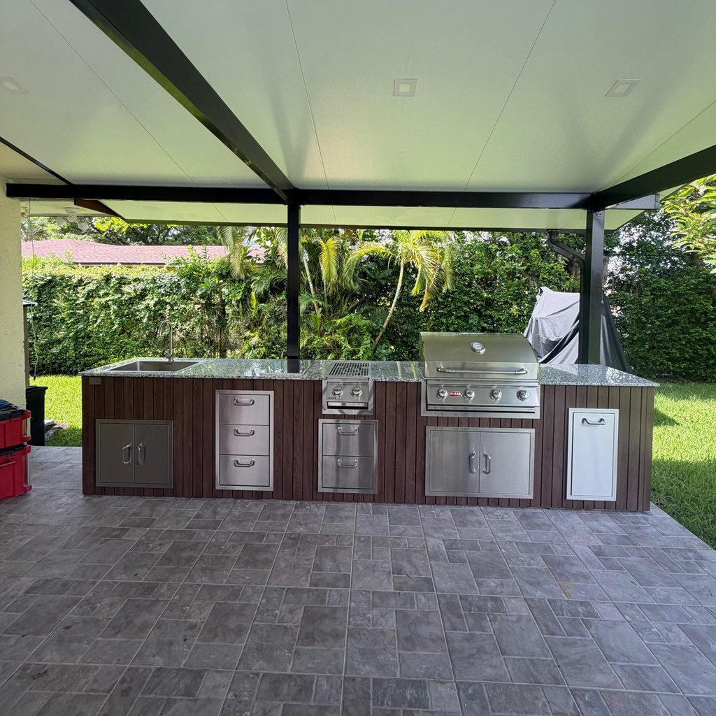 Outdoorkitchen 10 ft · Dark Brown · Bull 30" Outlaw LP