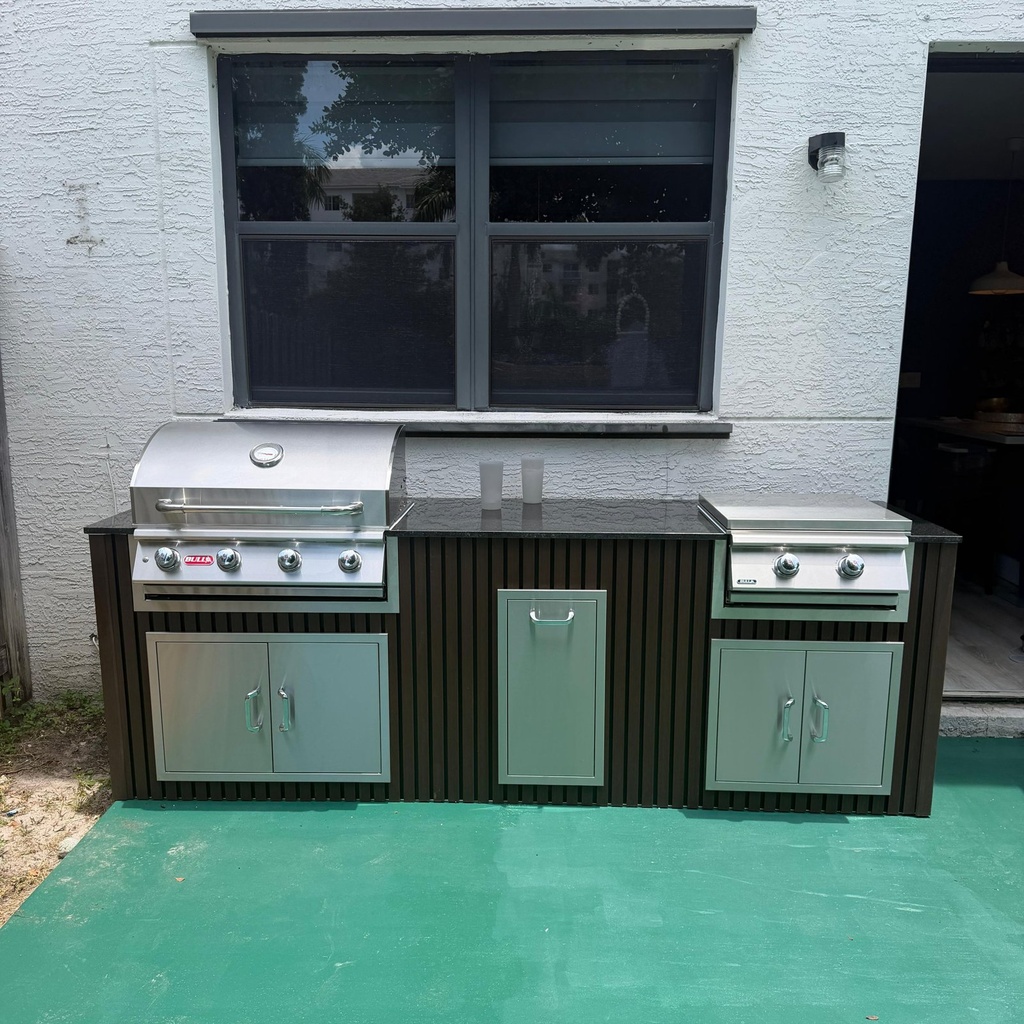 Outdoorkitchen 8 ft · Dark Brown · Bull 30" Outlaw LP