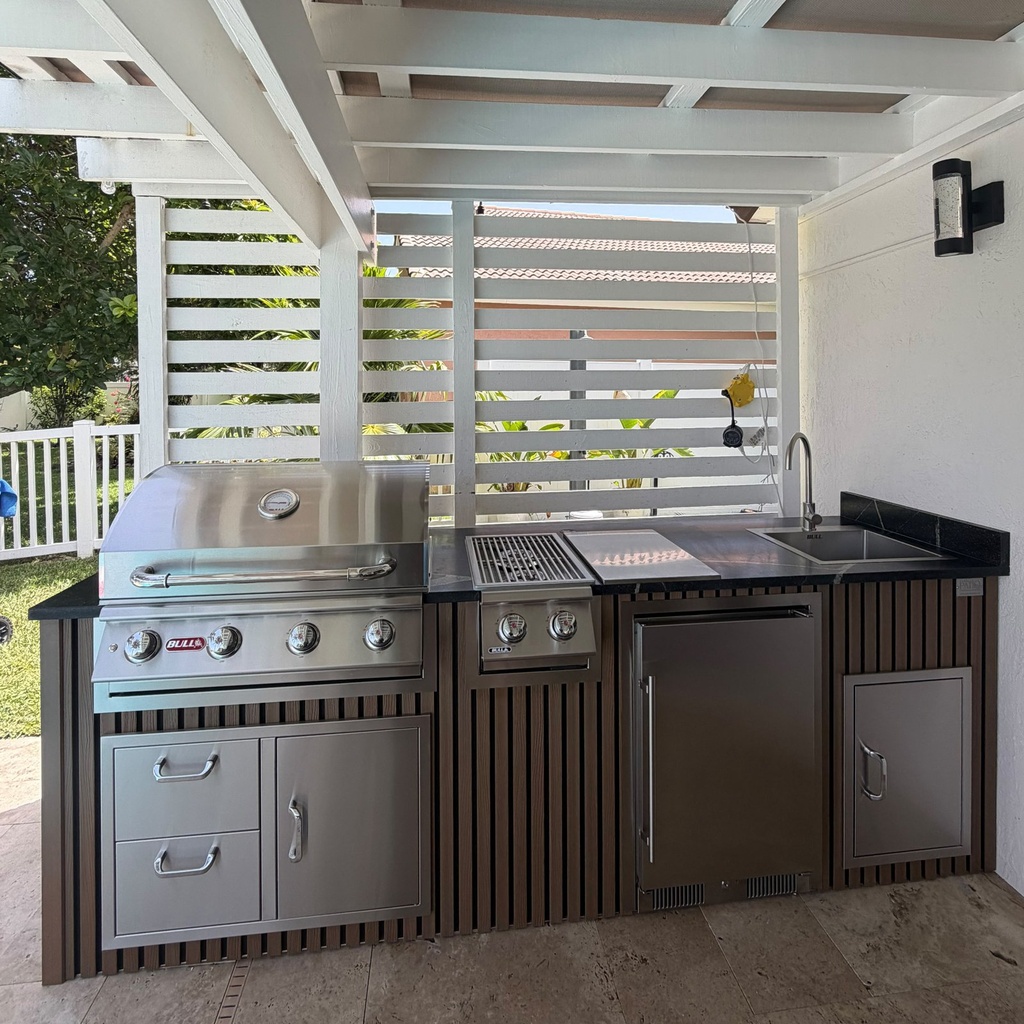 [OK-08-WDB-06] Outdoorkitchen 8 ft · Dark Brown · Bull 30" Outlaw LP