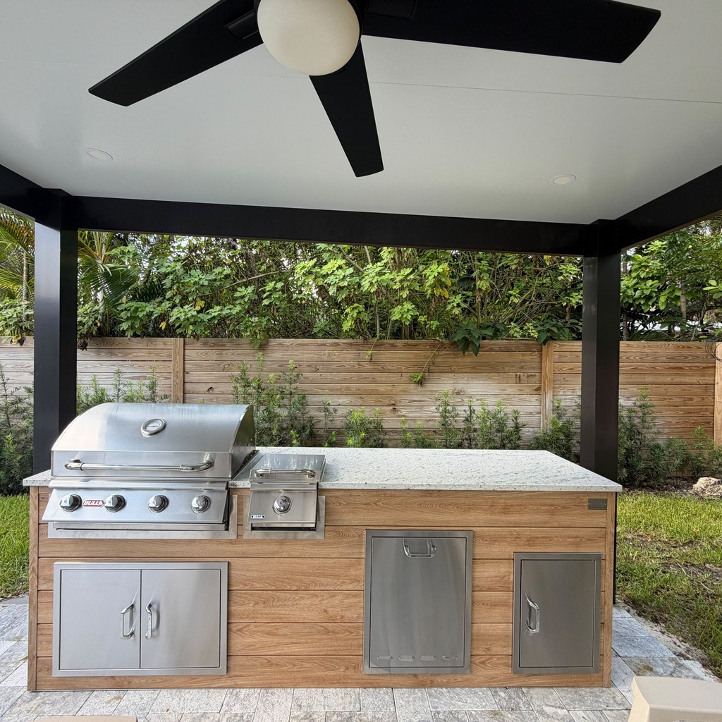 Outdoorkitchen 8 ft · Sunbleach Oak · Bull 30" Outlaw LP